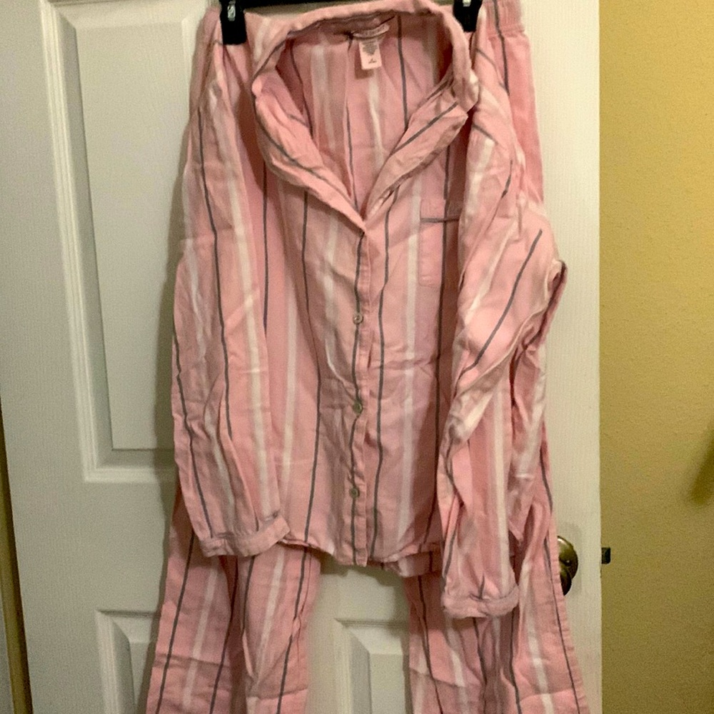 Pretty pajamas but didn’t fit me. Victoria Secret size medium